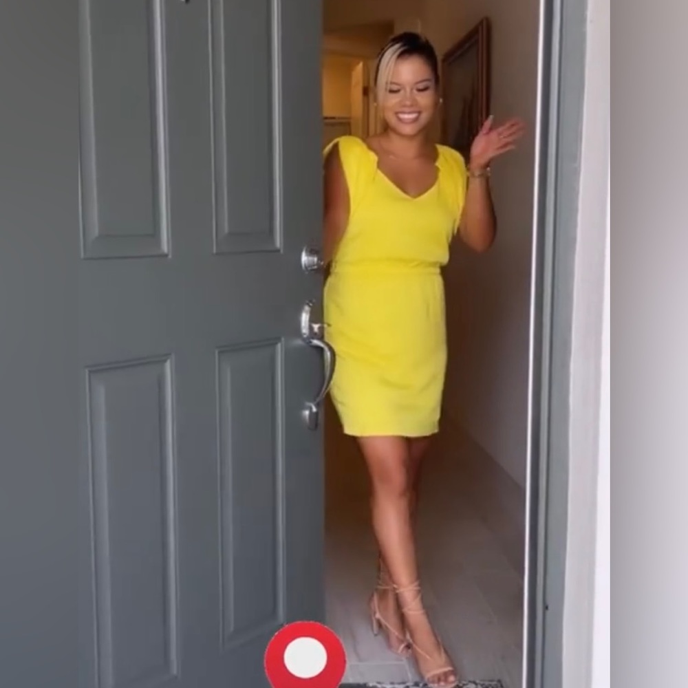 Beautiful bright yellow dress (s)